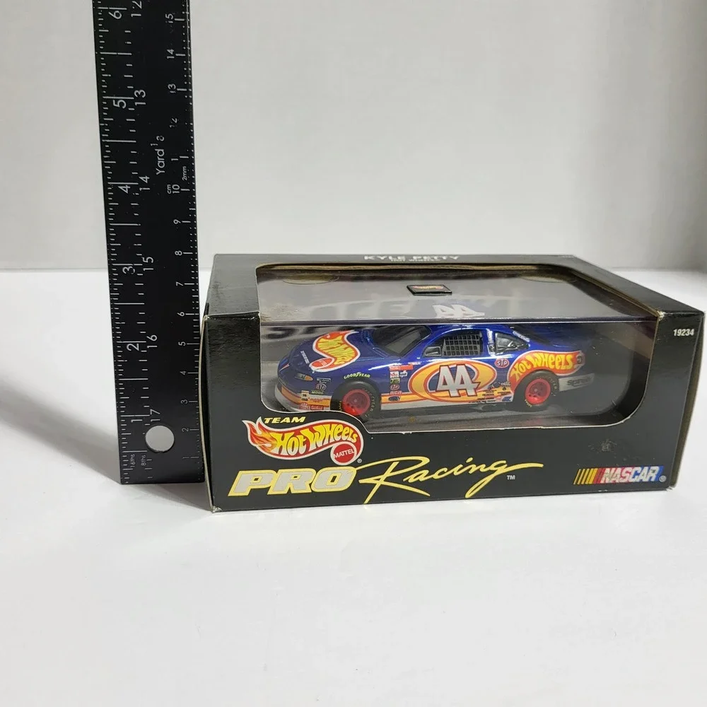 Hot Wheels Pro Racing Kyle Petty 44‎ Diecast Car Display Box NASCAR Collectible